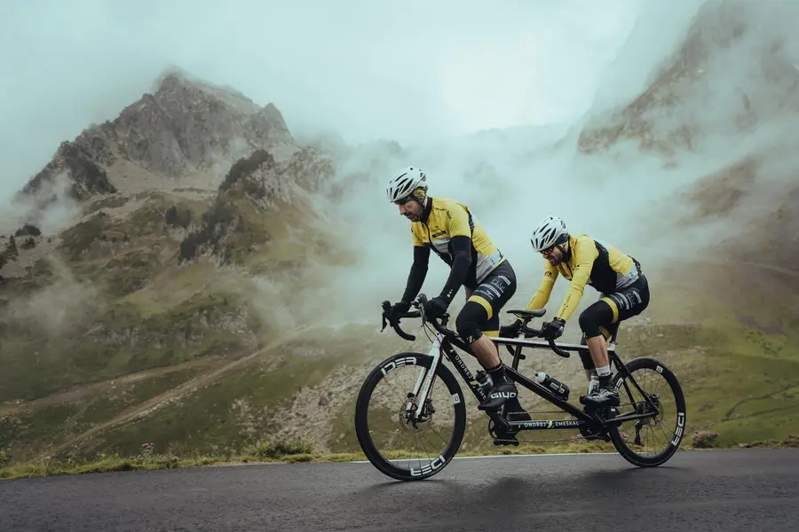 Tour de France ve tmě: Inspirující příběh Ondřeje Zmeškala, nevidomého sportovce